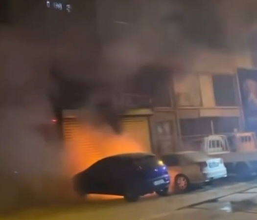 Park halindeki otomobil alevlere teslim oldu