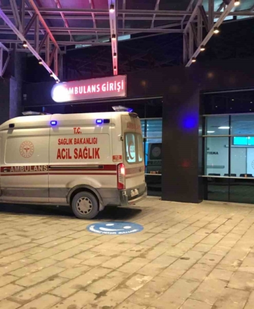 Park halindeki otomobile çarpan araç içinde bulunan 2 kişi yaralandı