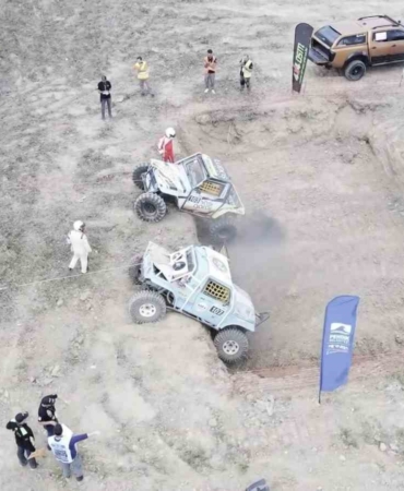 Pendik’te arazi araçlarının parkurları aştığı yarışta adrenalin had safhada