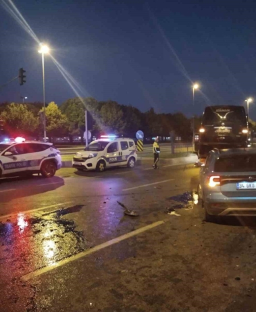 Pendik’te hafif ticari araç ile otomobil çarpıştı: 3 yaralı