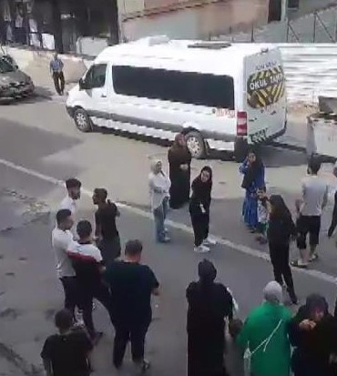 Pendik’te İETT otobüsünün çarptığı binanın sakinleri, yıkılan bina önünde eylem yaptı