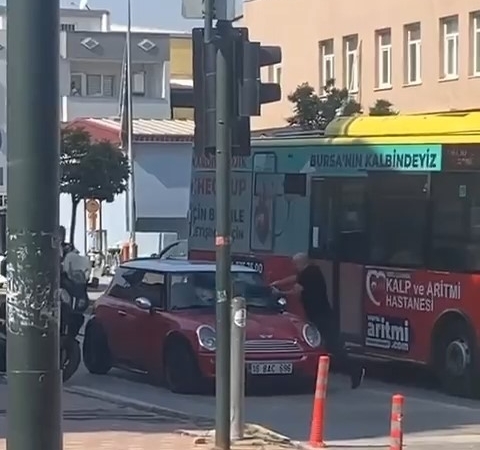 Polislerin ceza yazmasına sinirlendi, aracını parçaladı