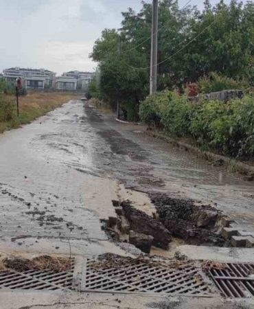Sağanak yağışta yolda çukur oluştu