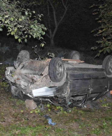 Sakarya’da kontrolden çıkan otomobil şarampole yuvarlandı: 2 yaralı