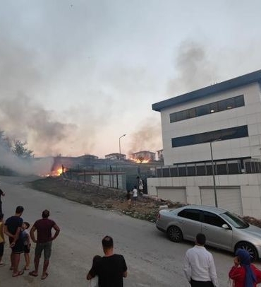 Sakarya’da korkutan yangın: Mahalleli sokağa döküldü