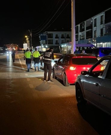 Sakarya’da polisten şok uygulama: 2 şahıs yakalandı, ruhsatsız 5 tabanca ele geçirildi