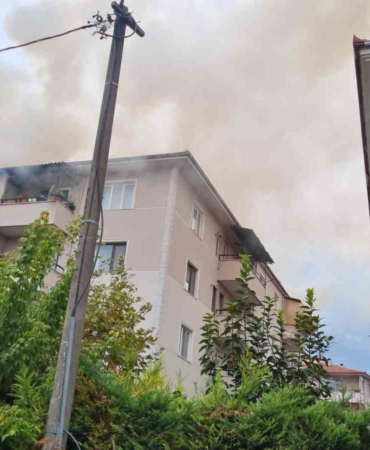 Sakarya’da şehir merkezinde korkutan yangın: Mahalleli sokağa döküldü
