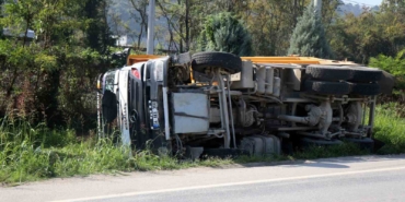 Sakarya’da toprak yüklü kamyon yol kenarına devrildi: 1 yaralı