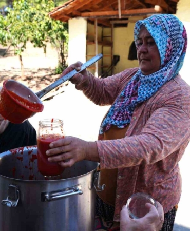 Salça makinesi domates üreticisinin yüzünü güldürdü