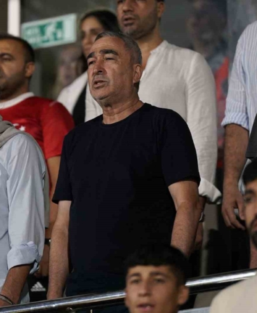 Samet Aybaba ve Brad Friedel, Ümit Milli Takım maçını tribünden takip ediyor