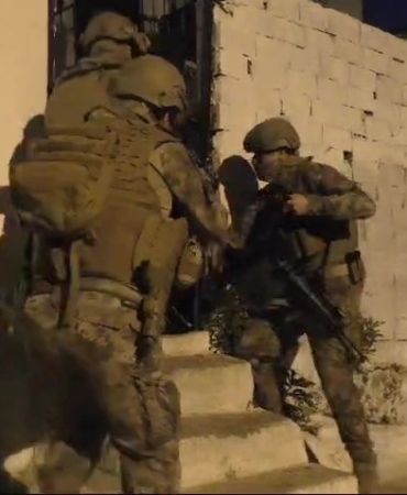 Sanal alemde uyuşturucu satan şebekeye helikopterli şafak baskını