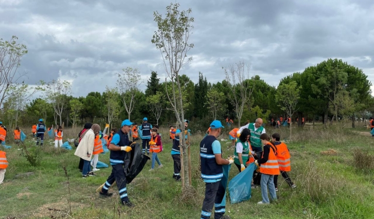 Sancaktepe Belediyesi ekipleri, Dünya Temizlik Günü’nde gönüllülerle el ele verdi