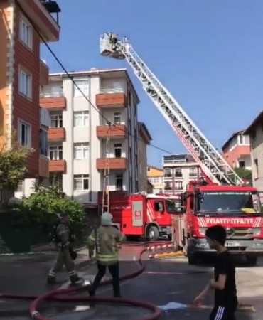 Sancaktepe’de 5 katlı binanın çatı katındaki daire alev alev yandı