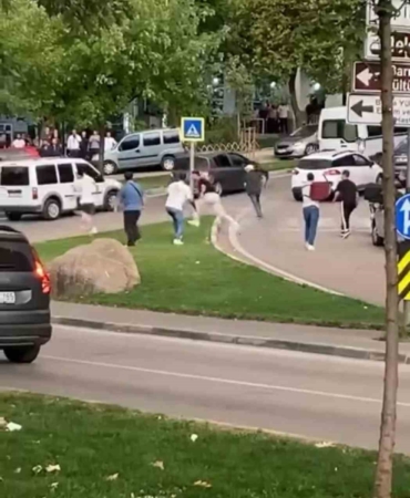 Sandalyeler, tekmeler havada uçuştu: Meydan muharebesini aratmayan kavga kamerada