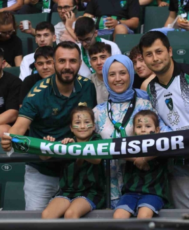 Şarkıcı Bayhan’dan Kocaelispor camiasına jest