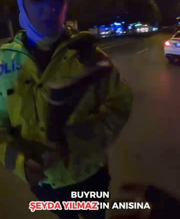 Şehit polis Şeyda Yılmaz için denetim yapan polislere çiçek verdi