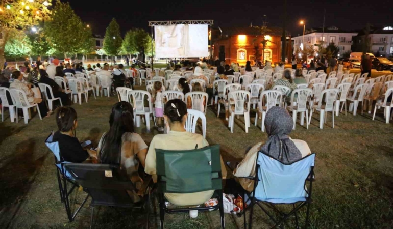 Serdivan açık hava film gösterimleri devam ediyor