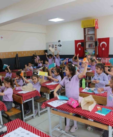 Serdivan’da öğrencilere kırtasiye seti hediye edildi