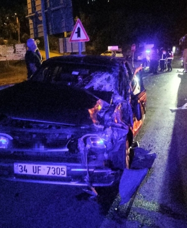 Servis minibüsü ile otomobil çarpıştı: Araçta sıkışan sürücüyü itfaiye kurtardı