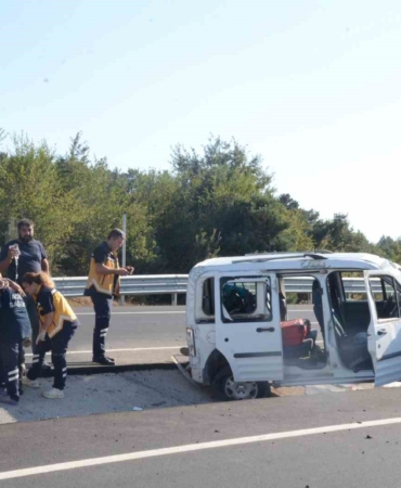 Seyir halinde lastiği patlayan araçta bulunan 4 kişi yaralandı