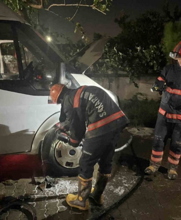 Seyir halindeki minibüste yangın çıktı