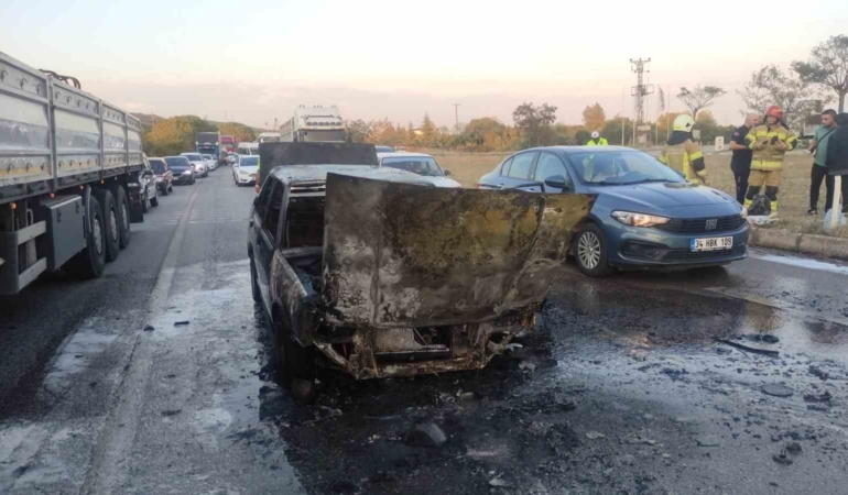 Seyir halindeki otomobil alevlere teslim oldu