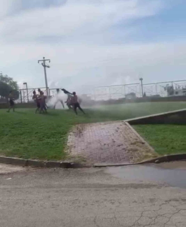 Sıcaktan bunalan çocuklar çareyi sulama aracında buldu