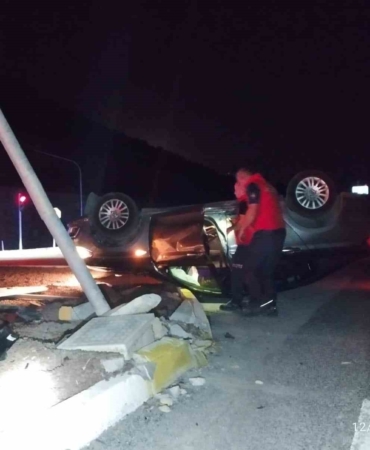 Sıkıştığı araçtan itfaiye kurtardı