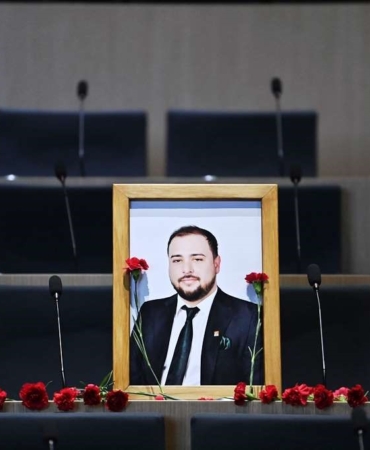 Silahlı saldırıda ölen belediye meclis üyesinin fotoğrafı mecliste oturduğu sıraya konuldu