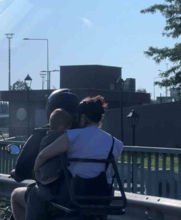 Şişli’de motosiklet üzerinde kucağında çocukla tehlikeli yolculuk kamerada