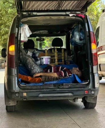 Spiralle ahşap keserken kendini yaraladı