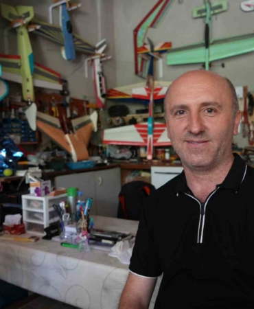 Strafor usta ellerde model uçağa dönüştü