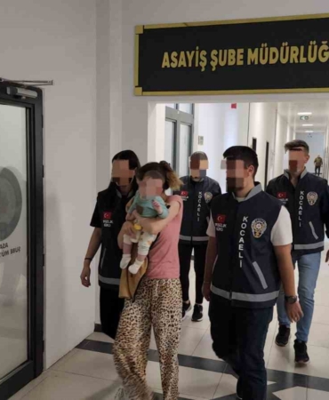 Suç makinesi kucağında bebekle tutuklandı