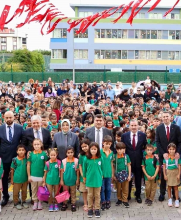 Sultanbeyli Belediyesi öğrencilere kırtasiye seti dağıttı