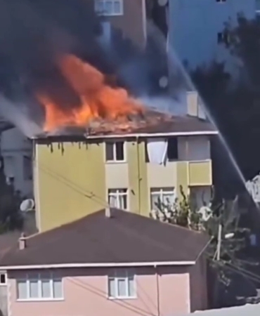 Sultanbeyli’de apartmanın çatısı alev alev yandı