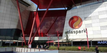 Sultanbeyli’de Atlaspark AVM’de bir kişi 3’üncü kattan zemine düştü