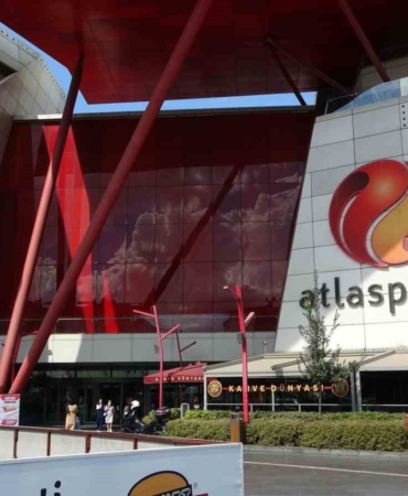 Sultanbeyli’de Atlaspark AVM’de bir kişi 3’üncü kattan zemine düştü