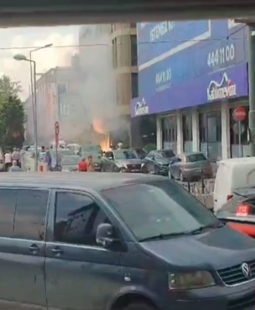 Sultangazi’de bina girişinde patlayan elektrik panosu paniğe neden oldu