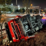 Sultangazi’de karşı şeride geçen hafriyat kamyonu, bariyere çarparak devrildi