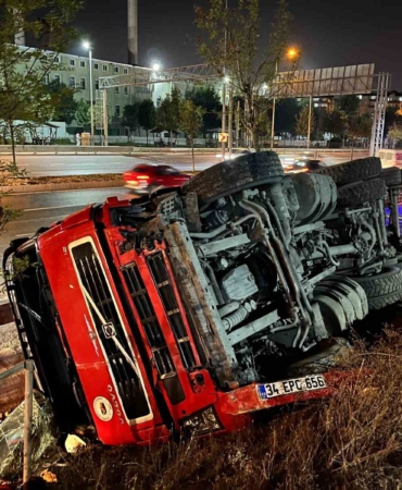 Sultangazi’de karşı şeride geçen hafriyat kamyonu, bariyere çarparak devrildi