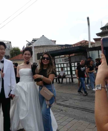 Taksim’de düğün fotoğrafı çektiren Çinli çift ilgi odağı oldu