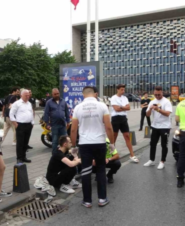 Taksim’de hatalı sollama kazaya neden oldu: Motosiklet ile lüks araç birbirine girdi
