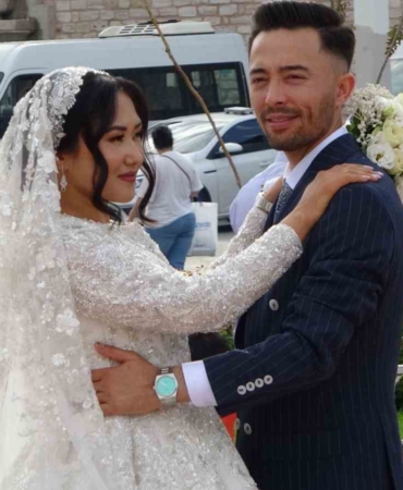 Taksim’de objektiflere gülümseyen Faslı gelin ve damat büyük ilgi gördü