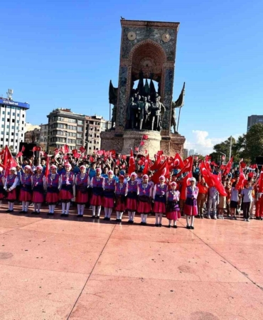 Taksim’de yeni eğitim öğretim yılı nedeniyle tören düzenledi