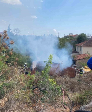 Tandırdan sıçrayan alevler barakayı sardı