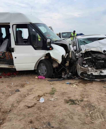 Tarım işçilerini taşıyan araç ile otomobil çarpıştı: 8 yaralı