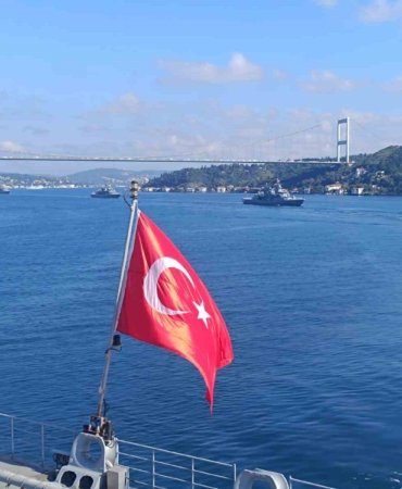 TCG Anadolu ile birlikte 15 savaş gemisi İstanbul Boğazı’ndan geçti