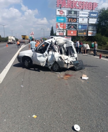 TEM’de feci kaza, tırın çarptığı hafif ticari araç kağıt gibi ezildi: 1’i ağır, 2 yaralı