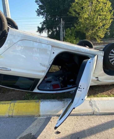 Trafik ışıklarında kaza: Otomobil takla attı