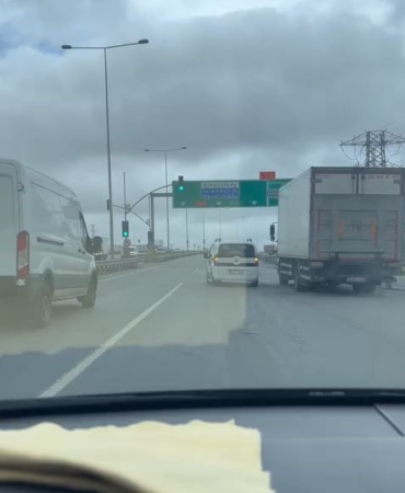 Trafikte tehlikeli inatlaşma kamerada